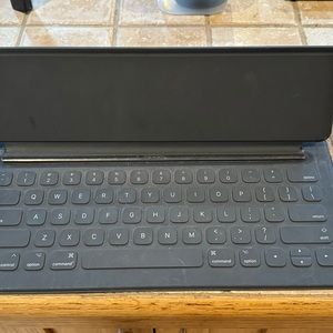 I pad pro keyboard folio magnetic fastener and wireless connection